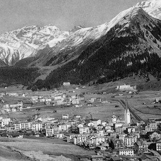 Schwarzweiß-Foto mit Blick über Davos auf Berge